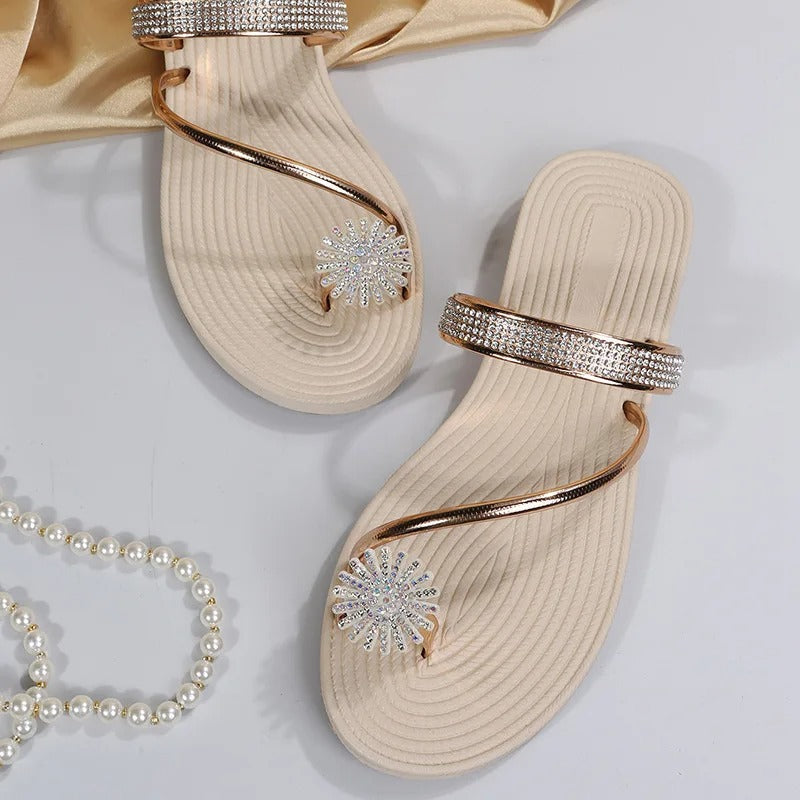 Isabella - Sandal med tå-ring og rhinsten
